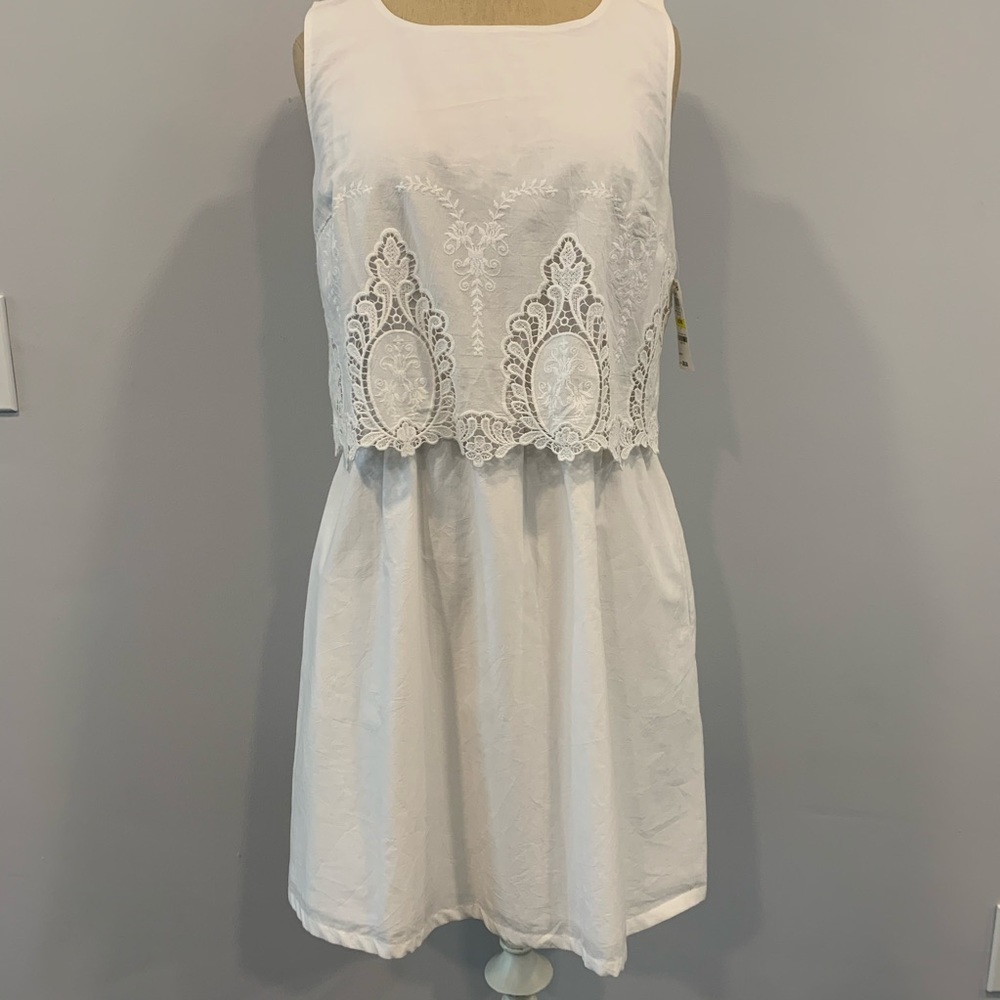 WHITE LACE EMBROIDERED DRESS.